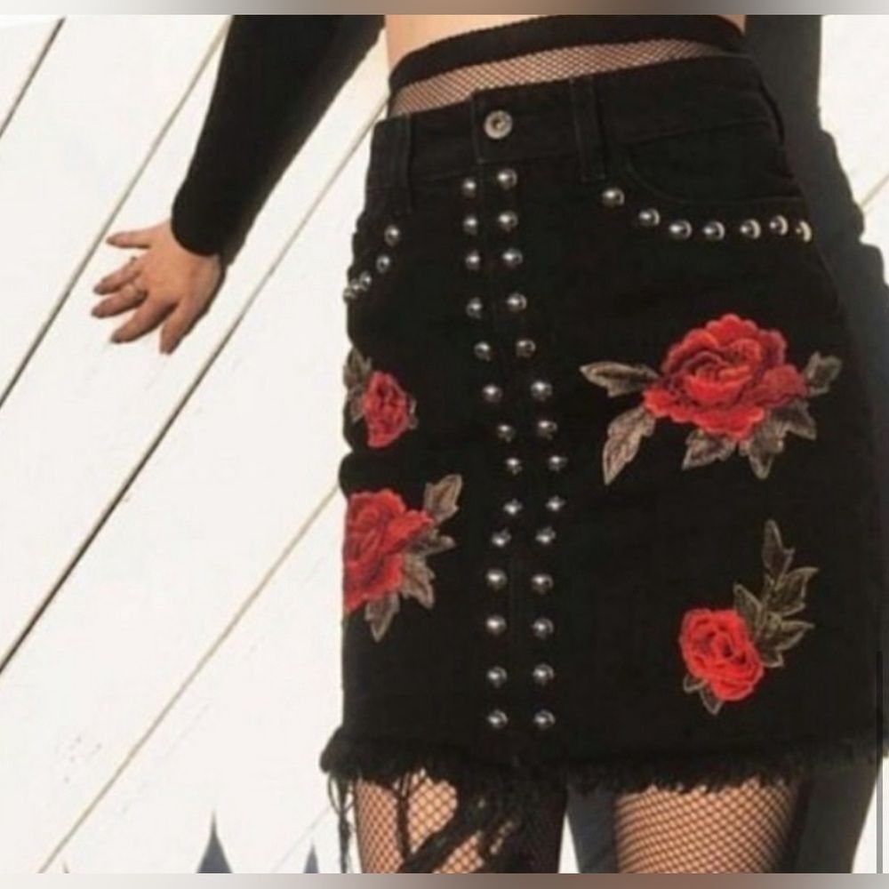 CARMAR rose embroidered studded frayed hem black denim skirt Size 25 EUC edgy